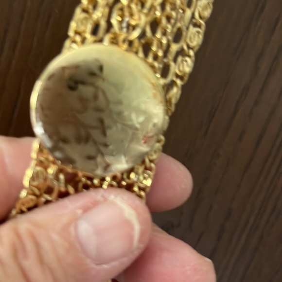 Locket necklace. Gold color. Not real gold. - Picture 2 of 6